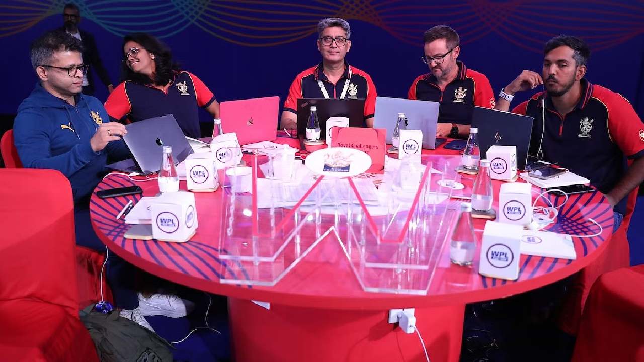 RCB WPL 2023 Schedule: दिल्ली के खिलाफ कैंपेन का आगाज करेगी आरसीबी, जानें कैसी है पूरी टीम और शेड्यूल