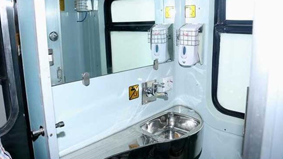 Indian Railways: भारतीय रेलवे में पहले नहीं होते थे शौचालय, फिर ट्रेनों में कब और कैसे जुड़ी ये सुविधा? डिटेल जानकर हो जाएंगे हैरान