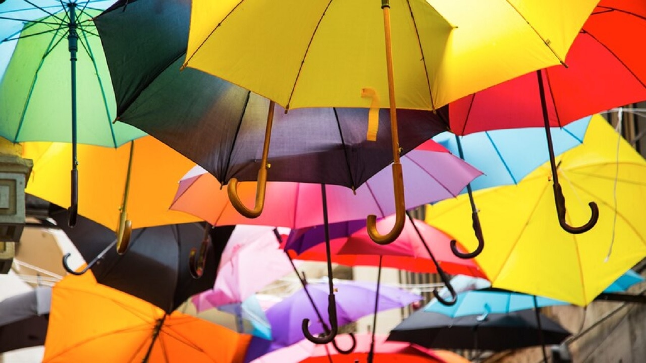 Vastu Tips: छाते का यह इस्तेमाल आपको बना देगा कंगाल, बचने के लिए करें ये काम