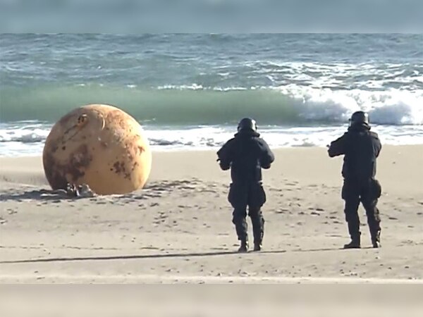 जापान: बीच किनारे दिखी हैरान कर देने वाली बॉल, प्रशासन नहीं बता पाया क्या है