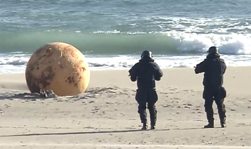 जापान: बीच किनारे दिखी हैरान कर देने वाली बॉल, प्रशासन नहीं बता पाया क्या है जापान: बीच किनारे दिखी हैरान कर देने वाली बॉल, प्रशासन नहीं बता पाया क्या है