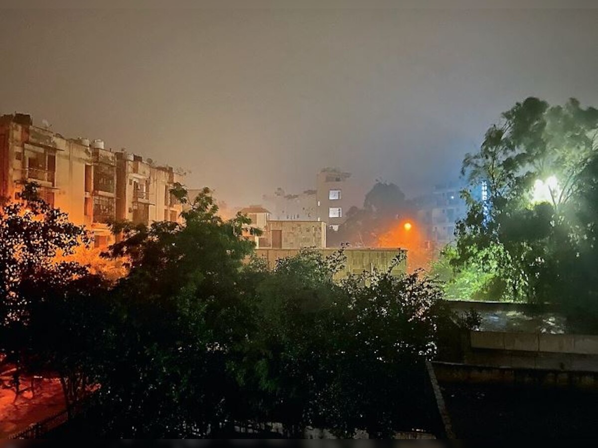 Noida Rain News: गर्मी और Pollution से Delhi-NCR को राहत, रात में हुई बारिश से मौसम में बदलाव
