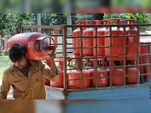 LPG Price Hike: मार्च का पहला दिन भारतीयों के लिए मुसीबत तो पाकिस्तानियों के लिए राहत