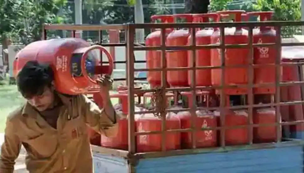 LPG Price Hike: मार्च का पहला दिन भारतीयों के लिए मुसीबत तो पाकिस्तानियों के लिए राहत LPG Price Hike: मार्च का पहला दिन भारतीयों के लिए मुसीबत तो पाकिस्तानियों के लिए राहत