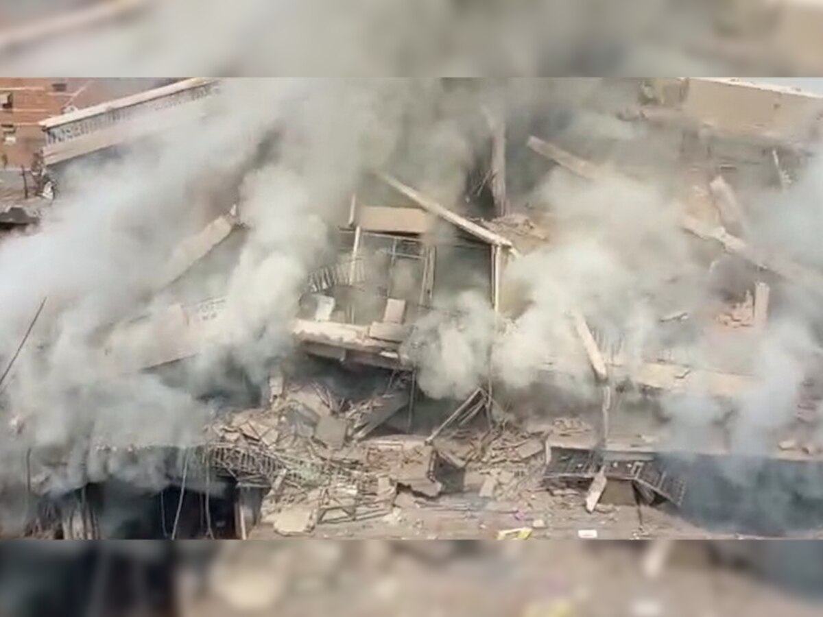दिल्ली में गिरी 3 मंजिला इमारत, आग बुझाते समय हुआ हादसा
