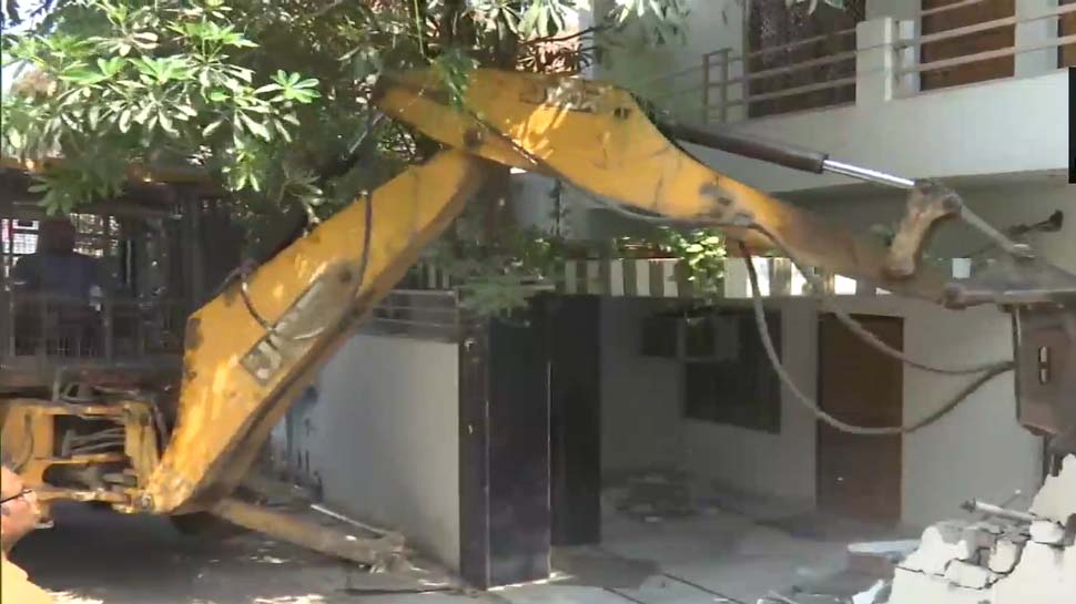 प्रयागराज उमेश पाल हत्याकांडः आरोपी का प्रशासन ने ढहाया घर; बरामद हुए ये हथियार प्रयागराज उमेश पाल हत्याकांडः आरोपी का प्रशासन ने ढहाया घर; बरामद हुए ये हथियार