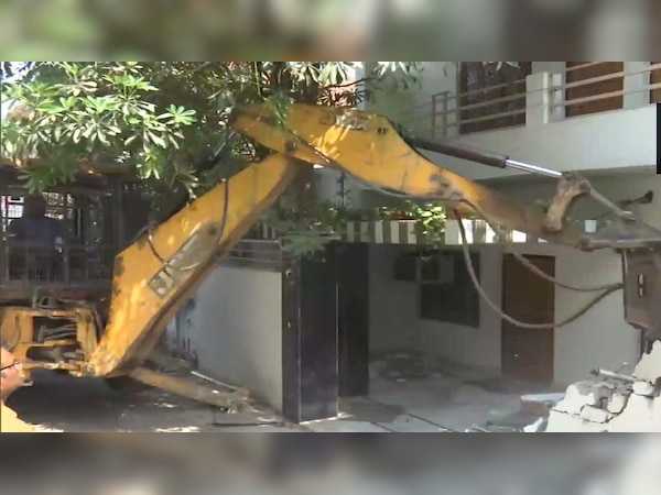 प्रयागराज उमेश पाल हत्याकांडः आरोपी का प्रशासन ने ढहाया घर; बरामद हुए ये हथियार