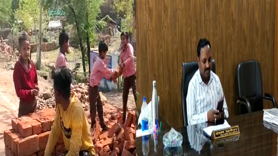 Lalitpur: सरकारी स्कूल में पढ़ाई की जगह छात्रों से कराया जाता है ऐसा काम Lalitpur: सरकारी स्कूल में पढ़ाई की जगह छात्रों से कराया जाता है ऐसा काम