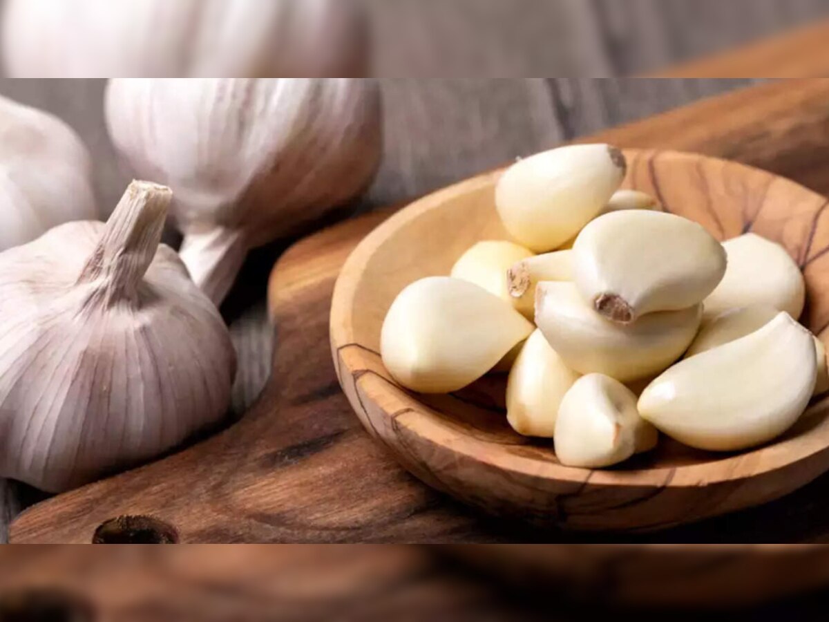 Garlic Benefits: लहसुन खाने से होंगी आपके शरीर से कई बीमारियां दूर! जानें फायदे