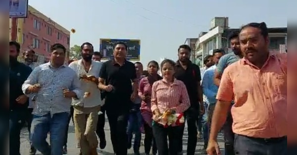 Dungarpur News Behror MLA Baljit Yadav raced in Dungarpur wearing black clothes with 14 points of public interest | Dungarpur News : बहरोड़ विधायक बलजीत यादव डूंगरपुर में काले कपड़े पहनकर जनहित के 14 सूत्रीय मांगो को लेकर लगाई दौड़ | Zee News Hindi