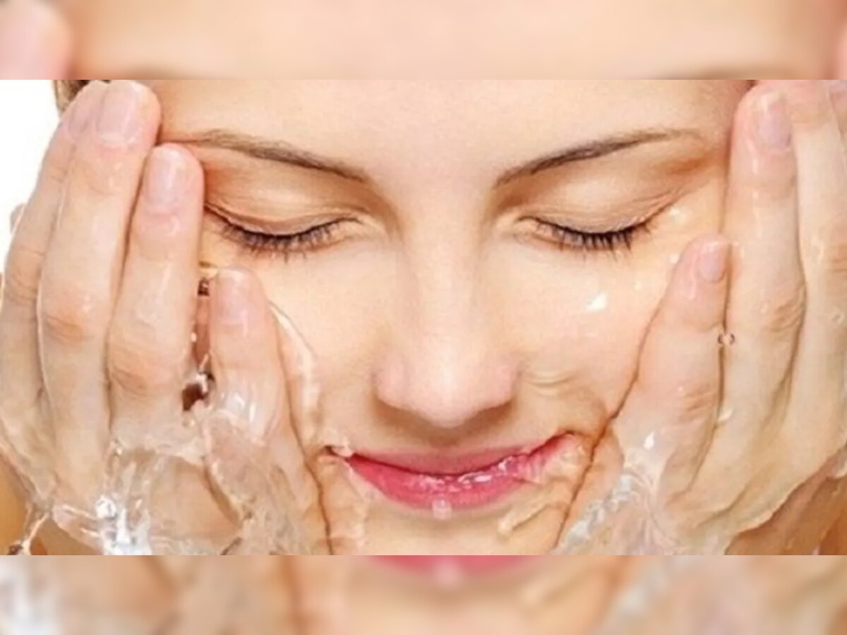 सुबह उठकर गर्म पानी या ठंडे पानी से धोएं अपना चेहरा? जानें Skin Care के लिए क्या है सही