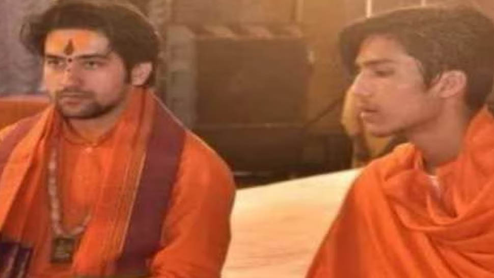 Dheerendra Shastri Brother: जेल से कैसे बाहर आया पंडित धीरेंद्र शास्त्री का भाई? बंदूक लहराते और धमकाते हुए वीडियो वायरल Dheerendra Shastri Brother: जेल से कैसे बाहर आया पंडित धीरेंद्र शास्त्री का भाई? बंदूक लहराते और धमकाते हुए वीडियो वायरल
