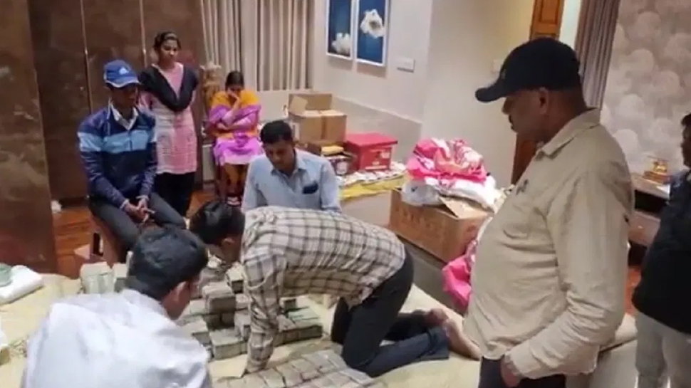 BJP विधयक के बेटे के यहां मिले 6 करोड़, घर के जिस कोने में डाला हाथ वहां मिली नोटों की गड्डी BJP विधयक के बेटे के यहां मिले 6 करोड़, घर के जिस कोने में डाला हाथ वहां मिली नोटों की गड्डी