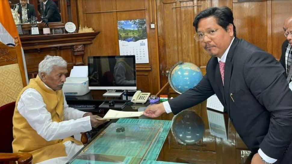 Meghalaya Election Result Update: संगमा ने सरकार बनाने का दावा किया पेश; इस दिन हो सकता है शपथ ग्रहण समारोह Meghalaya Election Result Update: संगमा ने सरकार बनाने का दावा किया पेश; इस दिन हो सकता है शपथ ग्रहण समारोह