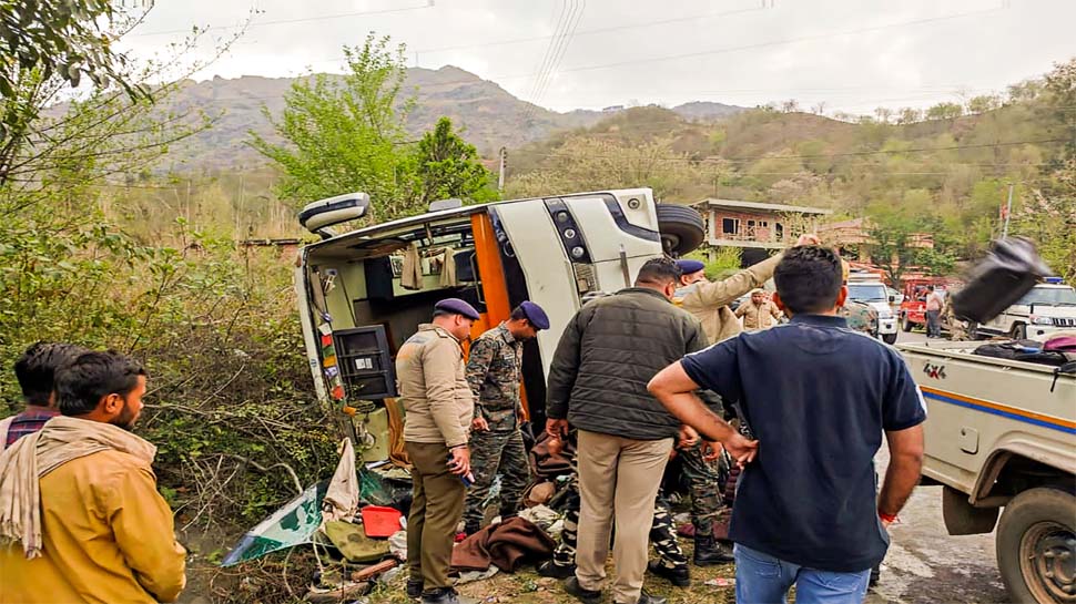 हिमाचल में दिल्ली विश्वविद्यालय की छात्राओं को ले जा रही बस पलटी, एक की मौत हिमाचल में दिल्ली विश्वविद्यालय की छात्राओं को ले जा रही बस पलटी, एक की मौत