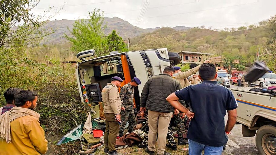  हिमाचल में दिल्ली विश्वविद्यालय की छात्राओं को ले जा रही बस पलटी, एक की मौत 