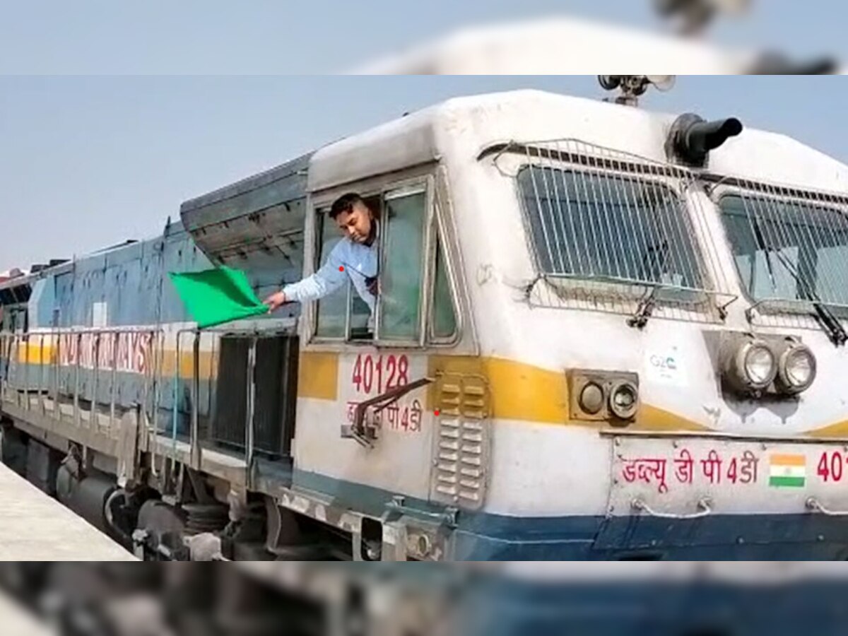 दौसा-गंगापुर सिटी रेलवे ट्रैक पर ट्रेन चलाने के लिए रेल चलाकर की ट्रैक की जांच 