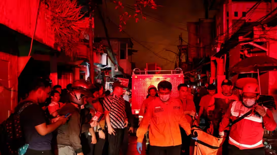 Indonesia: इंडोनेशिया में तेल डिपो में लगी भीषण आग; 14 की मौत, दर्जनों घायल Indonesia: इंडोनेशिया में तेल डिपो में लगी भीषण आग; 14 की मौत, दर्जनों घायल