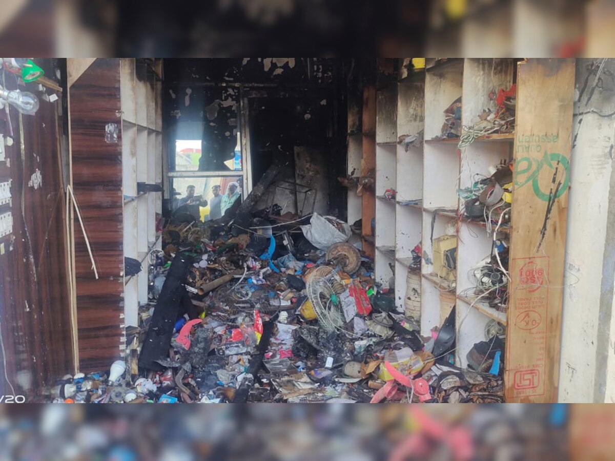 Alwar के तिजारा में दो इलेक्ट्रॉनिक्स की दुकानों में लगी आग, लाखों का सामान जलकर राख