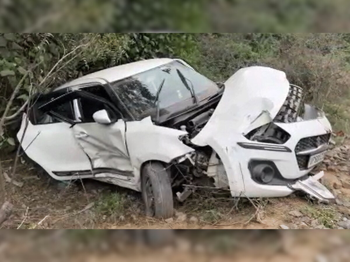 मालगाड़ी की स्विफ्ट कार से जोरदार टक्कर, गाड़ी के उड़े परखच्चे, 3 लोग घायल 