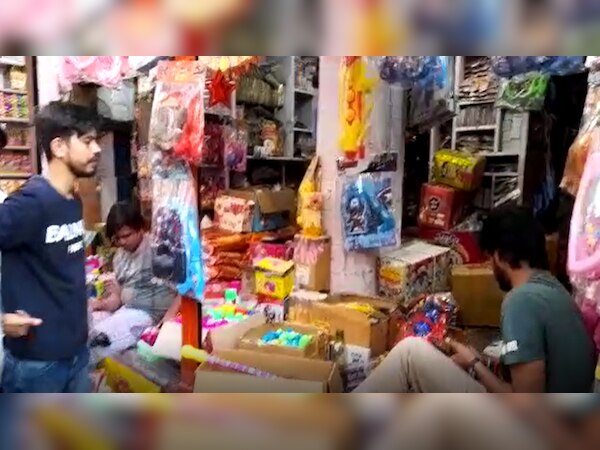 Agra: महंगाई के चलते नहीं दिख रही होली की धूम; दुकानदारों को ख़रीदारों का इंतेज़ार