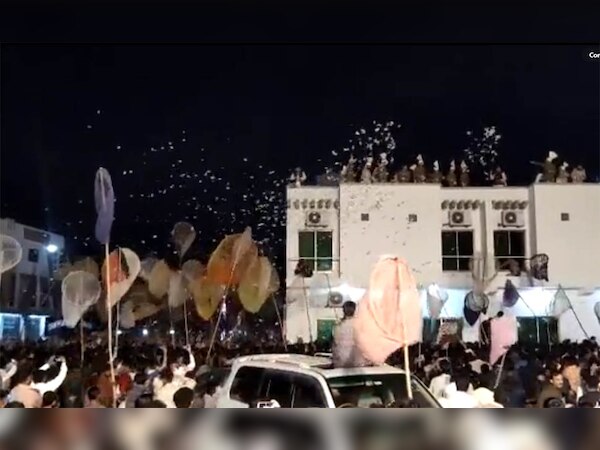 कंगाल पाकिस्तान में हुई नोट और मोबाइल फोन की बारिश, लोगों ने छड़ी में जाल लगाकर लूटे पैसे