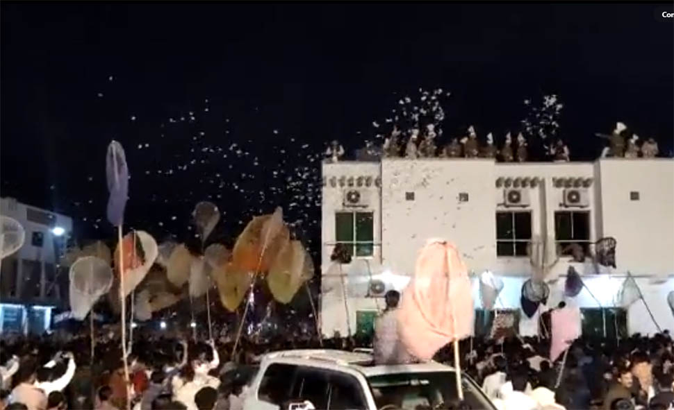 कंगाल पाकिस्तान में हुई नोट और मोबाइल फोन की बारिश, लोगों ने छड़ी में जाल लगाकर लूटे पैसे कंगाल पाकिस्तान में हुई नोट और मोबाइल फोन की बारिश, लोगों ने छड़ी में जाल लगाकर लूटे पैसे