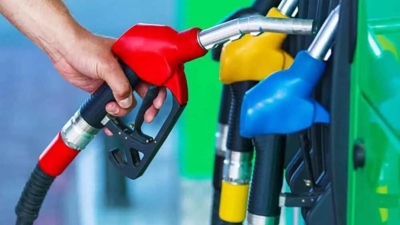 Petrol Price Today: नोएडा में पेट्रोल महंगा तो गुरुग्राम में डीजल सस्ता, जानिए आपके शहर में कितने का बिक रहा पेट्रोल-डीजल