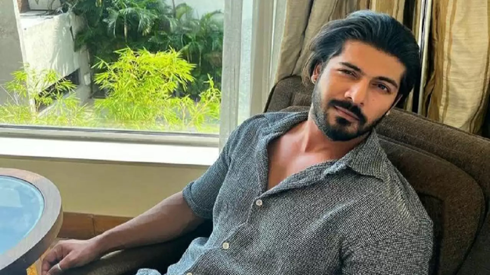 Sheezan Khan: तुनिषा सुसाइड मामले में शीज़ान ख़ान जेल से रिहा; बहनों से मिलकर हुए भावुक Sheezan Khan: तुनिषा सुसाइड मामले में शीज़ान ख़ान जेल से रिहा; बहनों से मिलकर हुए भावुक