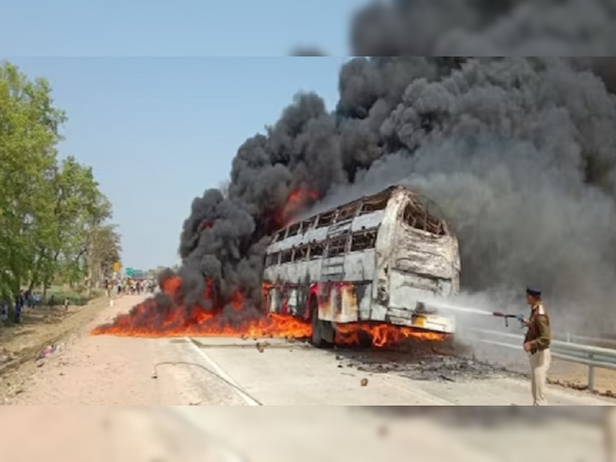 The Burning Bus: होली पर बिहार जा रही बस धधककर हुई खाक, खिड़की-दरवाजे से कूदकर यात्रियों ने बचाई जान