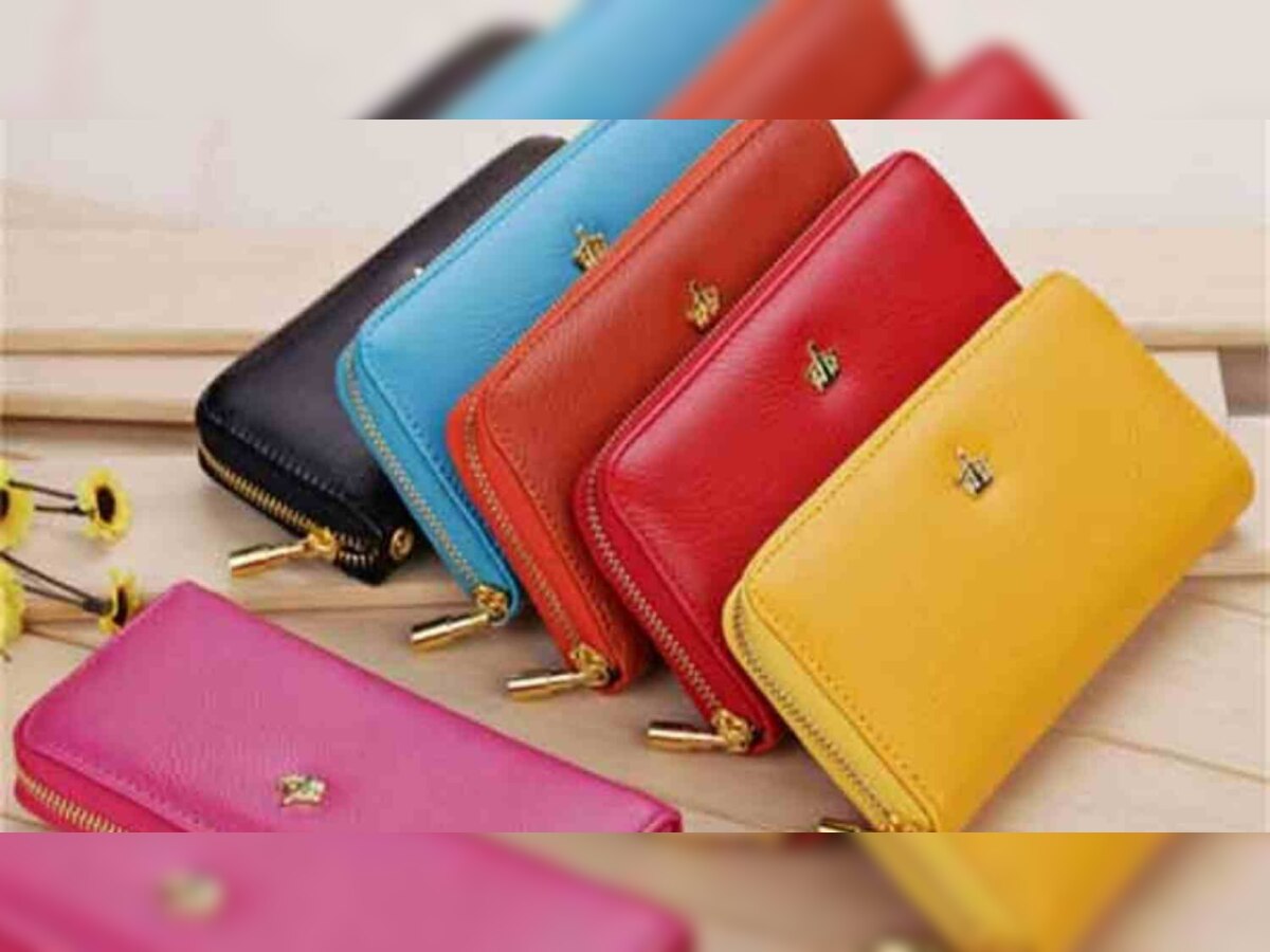 Astro Tips: राशि के अनुसार लें इस रंग का पर्स और उसमें रखें ये चीज, बदल जाएगी किस्मत