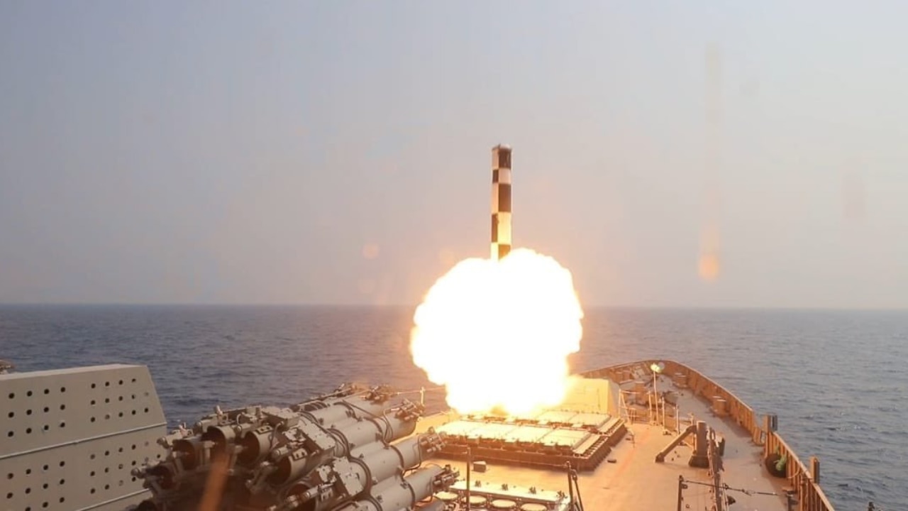 Brahmos Missile: क्या है ब्रह्मोस मिसाइल की स्पीड, रेंज व अन्य खासियत, जिसका नेवी ने किया सफल प्रक्षेपण