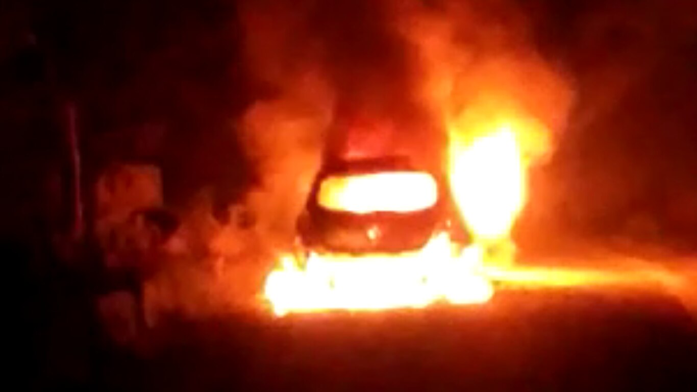 Jaipur News Sudden fire broke out in a moving car in Mundota Valley of ...
