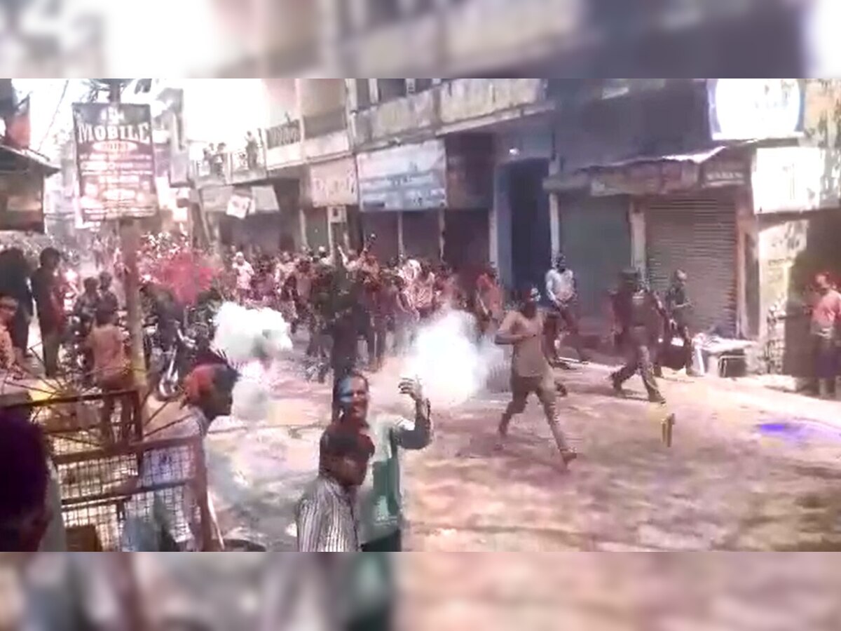 Juta Maar Holi: जानिए UP में होती है जूते मार होली, Police की मौजूदगी में लाट साहब के सिर पर बरसते हैं जूते