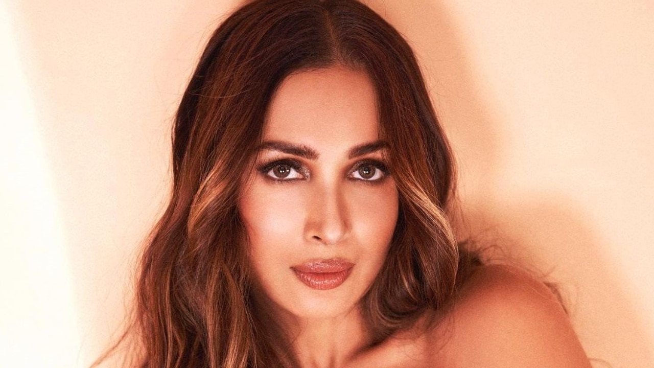 Malaika Arora Photos: 49 की उम्र में मलाइका अरोड़ा ने बढ़ाया इंटरनेट का पारा, फ्रंट कट ड्रेस पहन हुईं बोल्ड