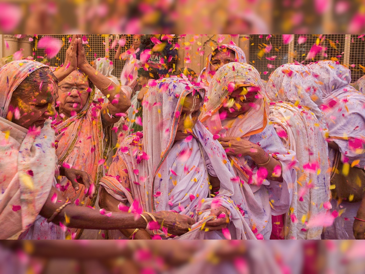Holi 2023: सालों पुरानी परंपरा की दीवार तोड़, कान्हा के रंग में रंगी निराश्रित व विधवा महिलाएं 
