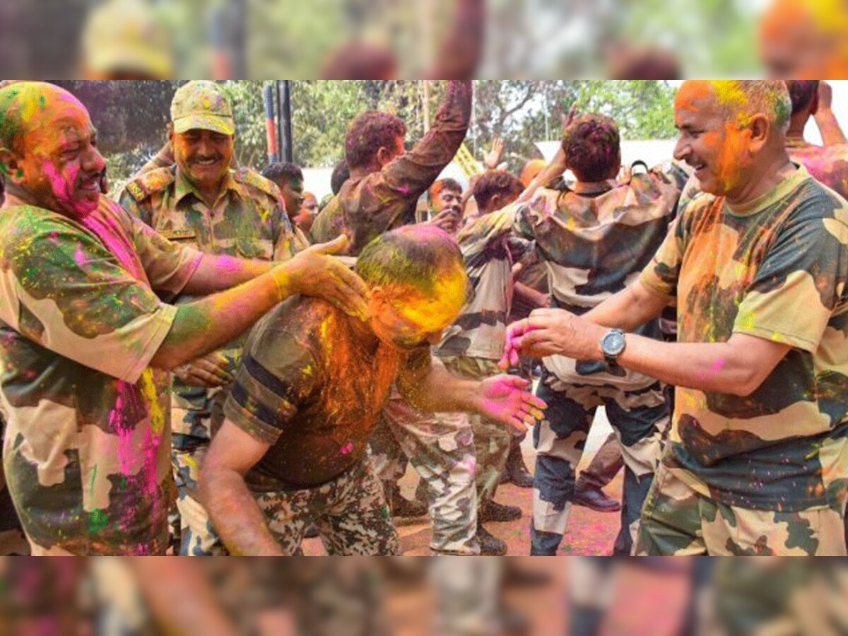 BSF के जवानों ने स्थानीय लोगों के साथ मिलकर मनाई होली, बोले- मुल्क पहले परिवार बाद में 