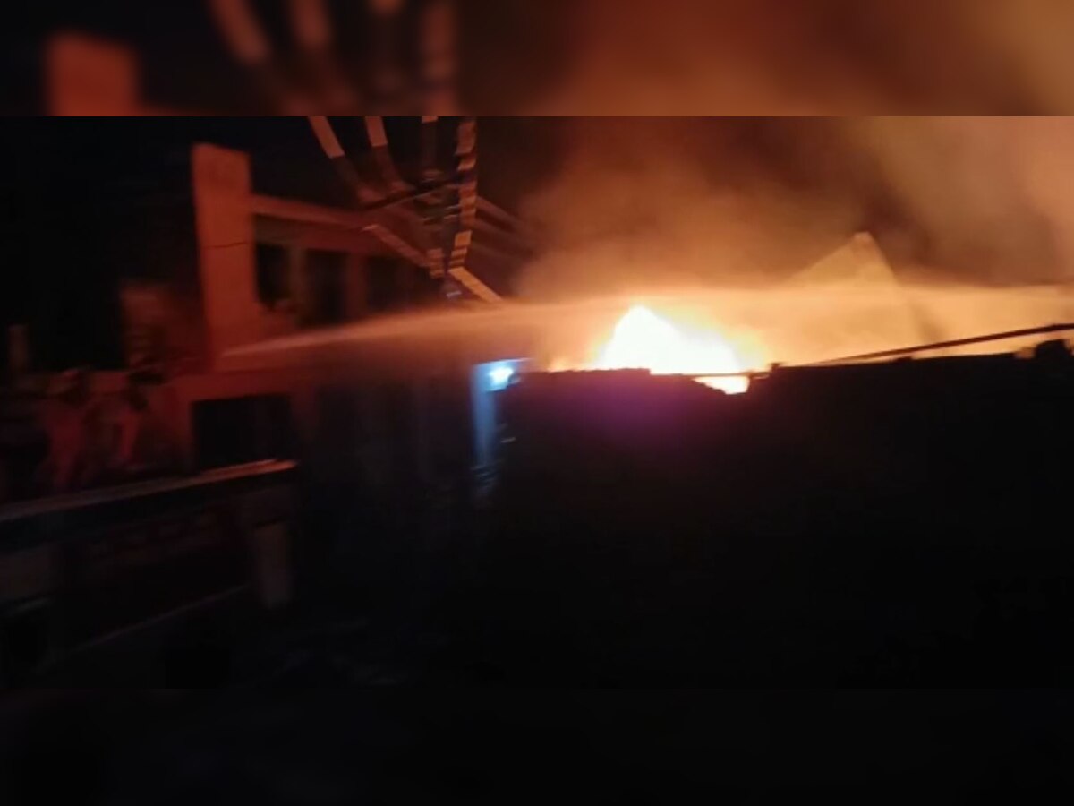 Hapur Fire : हापुड़ में केमिकल फैक्ट्री में लगी भीषण आग, मेरठ और गाजियाबाद से पहुंची फायर ब्रिगेड
