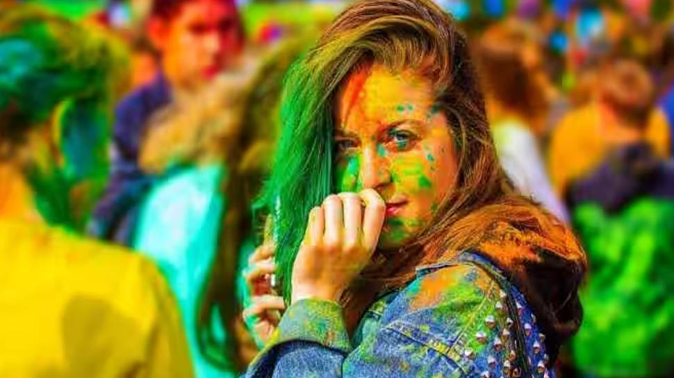 Remove holi colour: घर पर इन 5 सेफ तरीकों से निकालें स्किन से होली का रंग Remove holi colour: घर पर इन 5 सेफ तरीकों से निकालें स्किन से होली का रंग