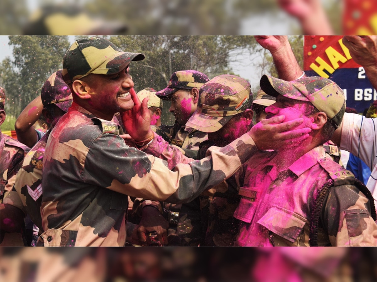 Watch: जैसलमेर में BSF जवानों ने मनाई होली, उड़ाया गुलाल, जमकर किया डांस 