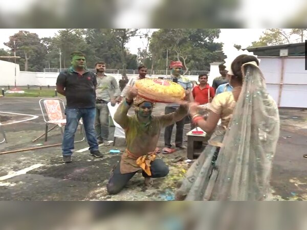 CBI जांच ठेंगे पर, तेज प्रताप ने खेली लठमार होली; कृष्णा बनकर गोपियों संग की रासलीला 