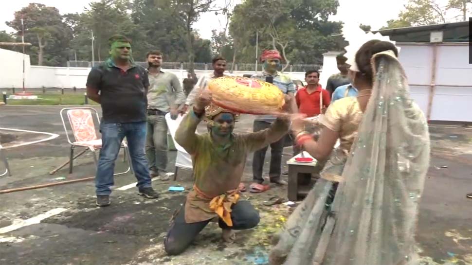 CBI जांच ठेंगे पर, तेज प्रताप ने खेली लठमार होली; कृष्णा बनकर गोपियों संग की रासलीला CBI जांच ठेंगे पर, तेज प्रताप ने खेली लठमार होली; कृष्णा बनकर गोपियों संग की रासलीला