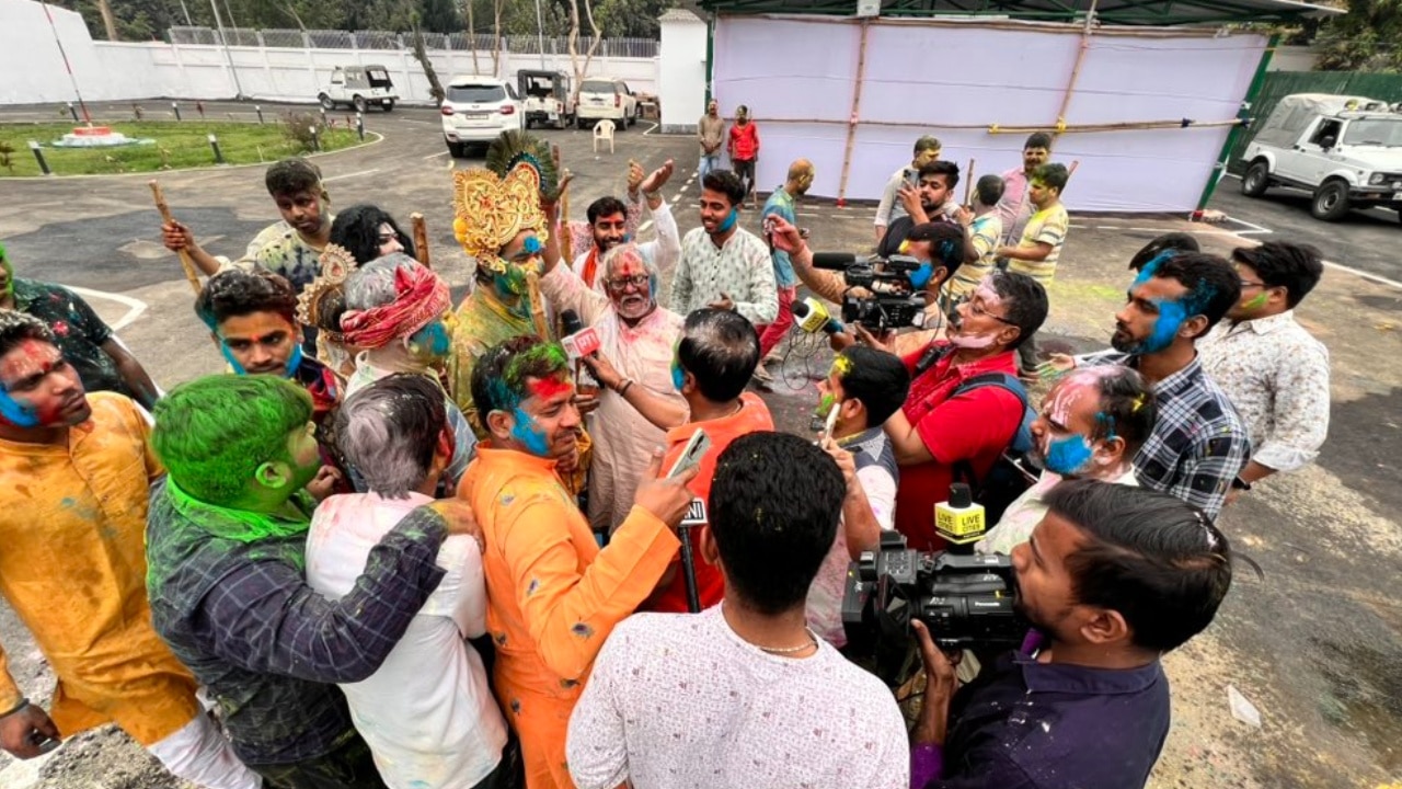 होली की अनोखी तस्वीर, भगवान श्रीकृष्ण की वेशभूषा धारण कर तेजप्रताप ने खेली लट्ठमार होली