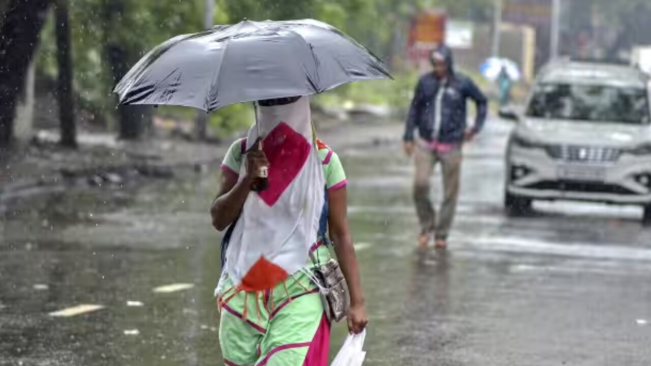 Weather Update Today: दिल्ली में आंशिक रूप से छाएंगे बादल, इन राज्यों में गरज के साथ पड़ेंगी बौछारें