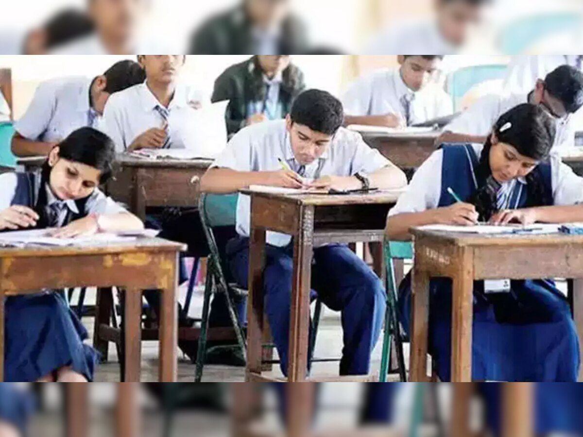 पेपर सॅाल्व करते पकड़े गए शिक्षकों पर गिरी गाज, 17 निलंबित