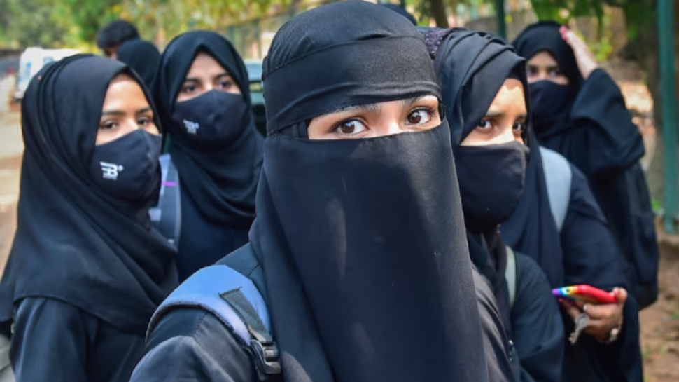 Karnataka Hijab Board Exam Controversy: सिस्टम से हार गई हिजाब पहनने की ज़िद पर अड़ी छात्रा, लिया ये फ़ैसला Karnataka Hijab Board Exam Controversy: सिस्टम से हार गई हिजाब पहनने की ज़िद पर अड़ी छात्रा, लिया ये फ़ैसला