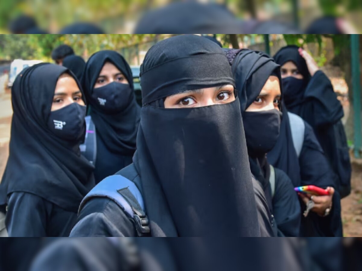 Karnataka Hijab Board Exam Controversy: सिस्टम से हार गई हिजाब पहनने की ज़िद पर अड़ी छात्रा, लिया ये फ़ैसला