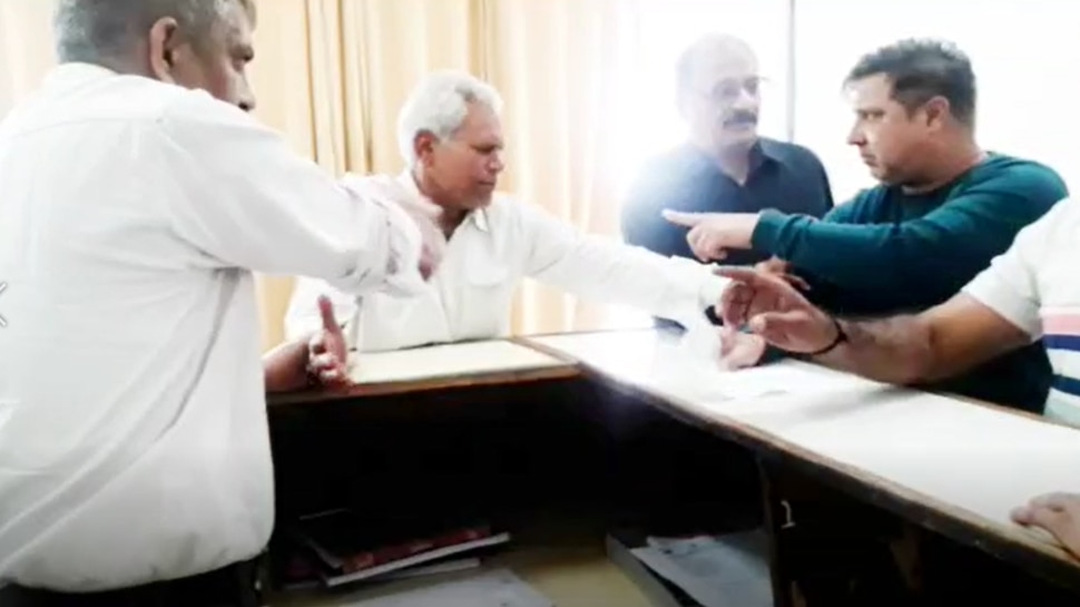 Property ID को लेकर अधिकारियों से लोगों की हुई बहस, बोले- मिल रही तारीख पर तारीख