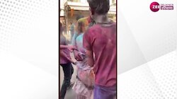 Holi पर विदेशी लड़की को जबरन पकड़कर लगाया रंग, देखें वीडियो