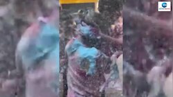 VIDEO: ଅତିଥି ସହ ଅତ୍ୟାଚାର! ଜାପାନୀ ମହିଳାଙ୍କୁ ଜବରଦସ୍ତ ଲଗାଇଲେ ରଙ୍ଗ, ମଜା ନେଲେ ସାଧାରଣ ଲୋକେ